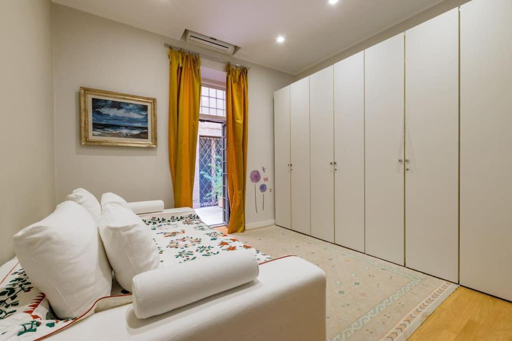 Historic With Terraces Apartment Rom